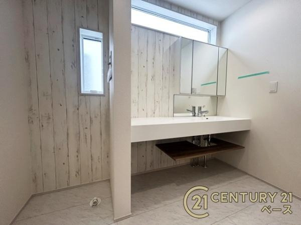 奈良市杏町 ３号棟 ／新築一戸建の独立洗面台|■現地撮影写真■おしゃれで広々とした洗面化粧台です！