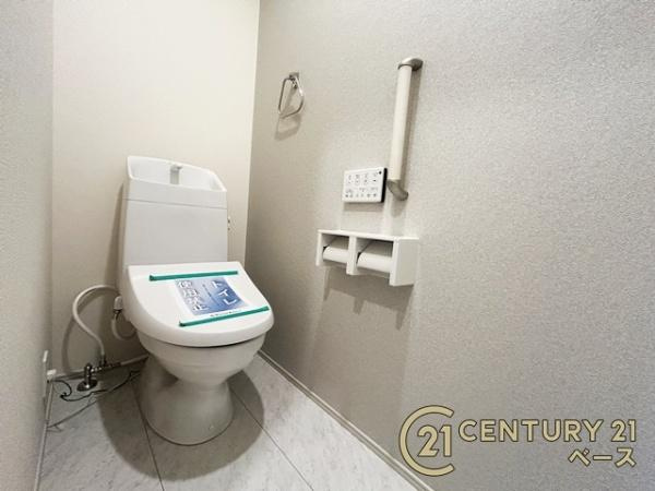 奈良市杏町 ３号棟 ／新築一戸建のトイレ|■現地撮影写真■１・２階ともに清潔感ある綺麗なお手洗を完備！