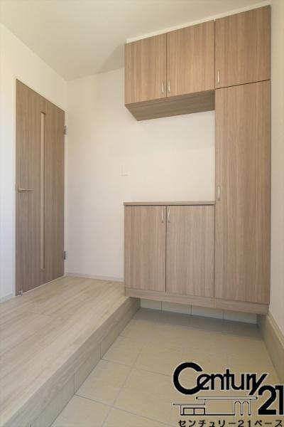 柏原市円明町 ／新築一戸建の内観：施工例|■玄関には大容量シューズボックス完備！■