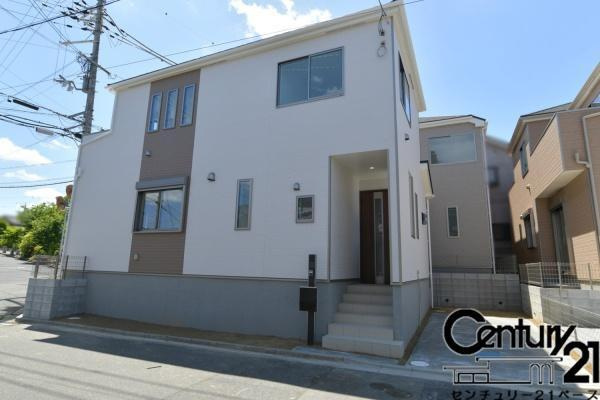 柏原市円明町 ／新築一戸建の外観|■≪同仕様写真≫■汚れにくい外壁サイディング仕様！外構工事費込みです！建築基準法で定められた１.５倍の耐震性能！制震性能も兼ね備えた邸宅です！■