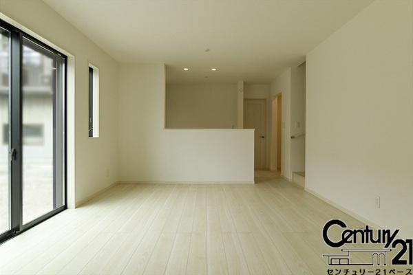 柏原市円明町 ／新築一戸建の内観：施工例|■ご家族でくつろいでいただける広々したリビングです！全窓ペアガラス標準装備！■
