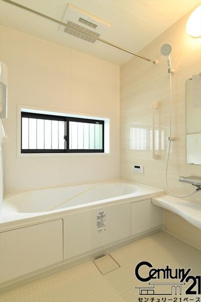 柏原市円明町 ／新築一戸建の内観：施工例|■ゆったりしたサイズの浴室です！足を伸ばしての入浴は疲れも癒してくれます！■