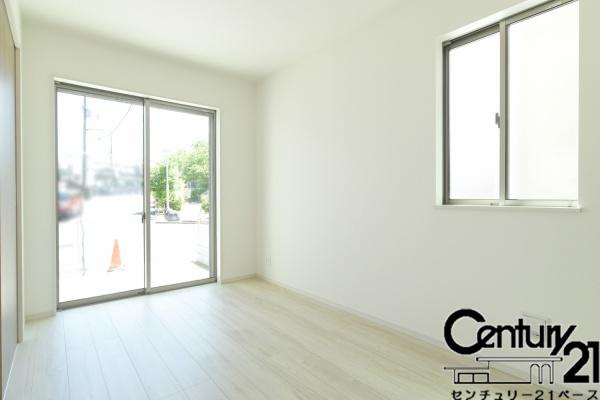 柏原市円明町 ／新築一戸建の内観：施工例|■日当たりのよい明るい雰囲気の洋室です！■
