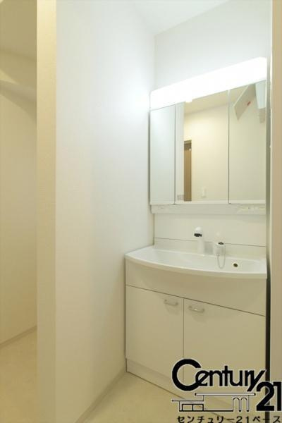 柏原市円明町 ／新築一戸建の内観：施工例|■収納豊富な広々とした洗面スペースです！■