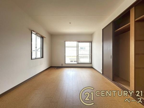 香芝市真美ケ丘３丁目　一戸建の寝室|■現地撮影写真■開放感のある広々した１１．１帖の主寝室！