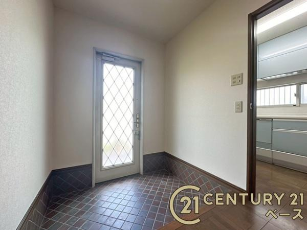 香芝市真美ケ丘３丁目　一戸建の玄関|■現地撮影写真■すっきりとした明るい玄関が家族やお客様を迎えてくれます！