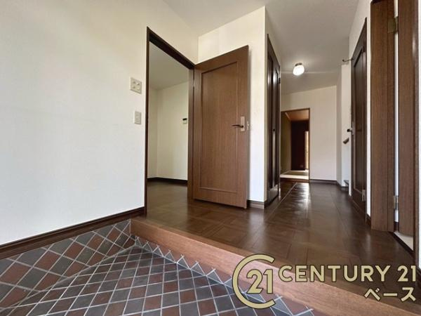 香芝市真美ケ丘３丁目　一戸建の内装|■現地撮影写真■こちらは玄関から見た廊下部分です！