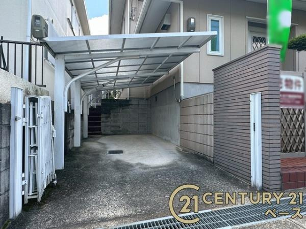 香芝市真美ケ丘３丁目　一戸建の駐車場|■現地撮影写真■カーポート付き駐車場を完備！