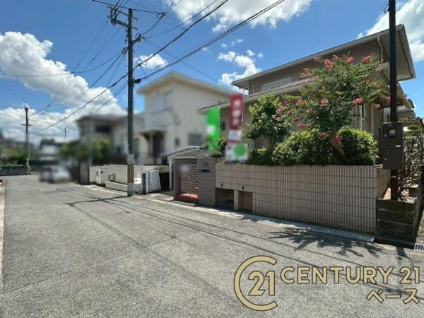 香芝市真美ケ丘３丁目　一戸建の前面道路含む現地写真|■現地撮影写真■前面道路は幅員約６．０ｍ・間口も広く開放的！