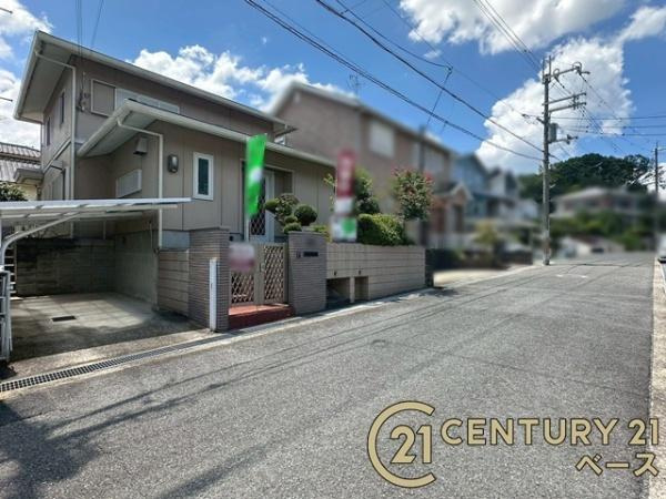 香芝市真美ケ丘３丁目　一戸建の前面道路含む現地写真