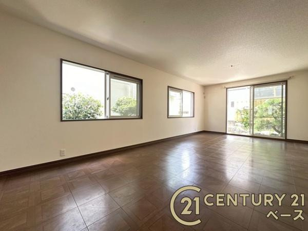 香芝市真美ケ丘３丁目　一戸建の居間・リビング|■現地撮影写真■大きな窓から柔らかい光が射し込みます！