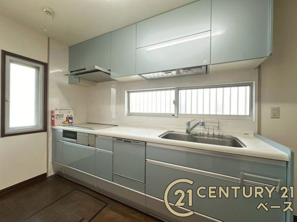 香芝市真美ケ丘３丁目　一戸建のキッチン|■現地撮影写真■広々キッチンで快適にお料理！便利な収納スペースも完備！