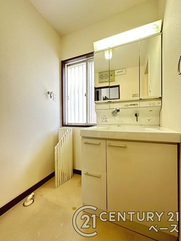 香芝市真美ケ丘３丁目　一戸建の独立洗面台|■現地撮影写真■三面鏡タイプのミラーキャビネット！収納スペースも豊富です！