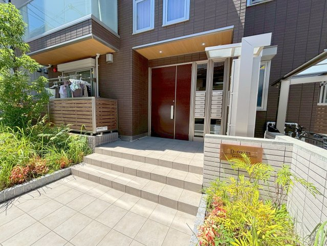 D-ROOM上新庄のエントランス