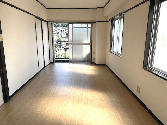 八木興産ビルの居間・リビング