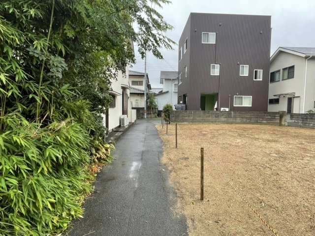 愛光町土地の前面道路含む現地写真|北側から南側を撮影