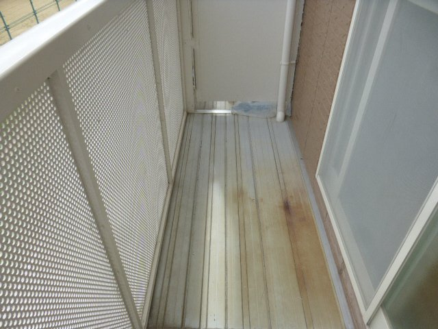 加古郡稲美町六分一のアパートのバルコニー