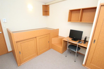 【居間・リビング】 | レオネクスト日明 | ベッド下の収納スペースが魅力的です☆