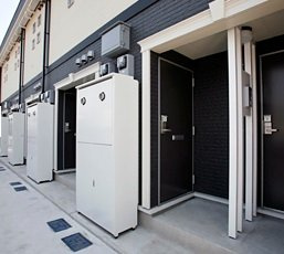 【エントランス】 | レオネクスト日明 | 共用部分は清掃業者が清掃しております。