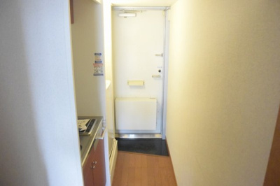 【玄関】 | レオパレスピーチヴィレッジ | お部屋まで一本道の玄関。