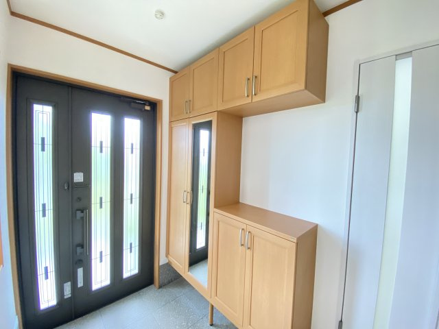 梅美台５丁目　リノベーション住宅の玄関|明るい玄関です