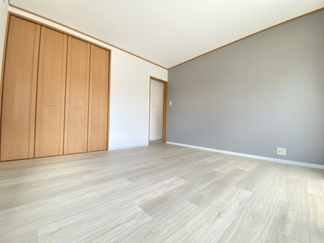 梅美台５丁目　リノベーション住宅の洋室|落ち着いた色調の洋室です