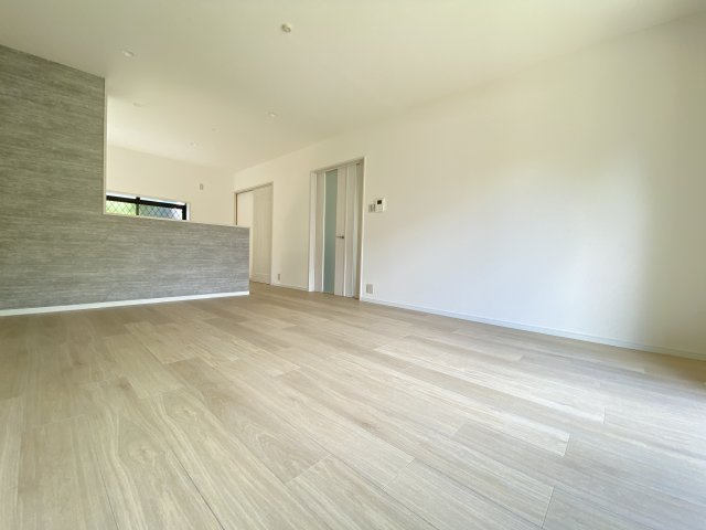 梅美台５丁目　リノベーション住宅の居間・リビング|広々とした洋室です