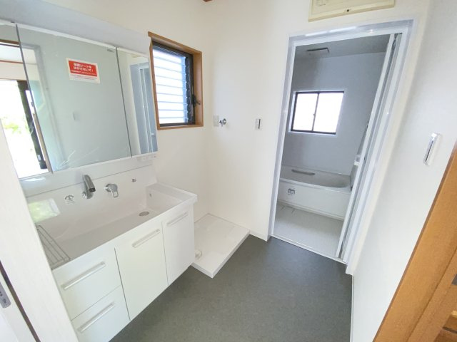 梅美台５丁目　リノベーション住宅の独立洗面台|独立洗面台、小物を置くことができて便利です