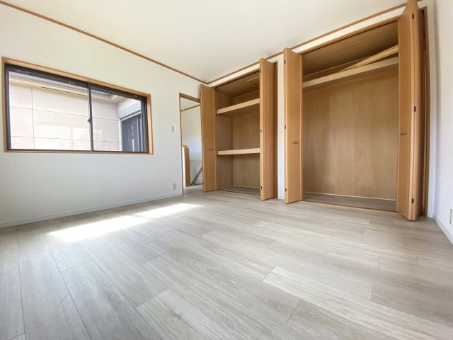 梅美台５丁目　リノベーション住宅の洋室|明るい洋室です