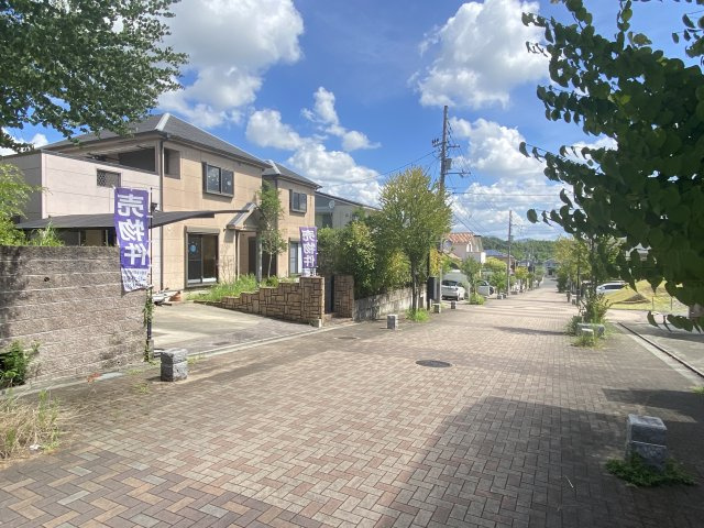 梅美台５丁目　リノベーション住宅の前面道路含む現地写真|前面道路含む現地写真です