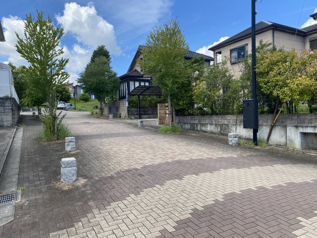 梅美台５丁目　リノベーション住宅の前面道路含む現地写真|前面道路含む現地写真です