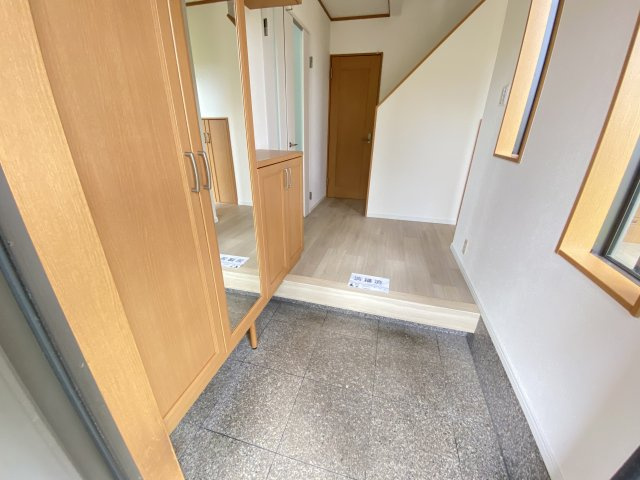 梅美台５丁目　リノベーション住宅の玄関|明るい玄関です