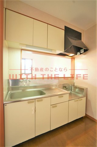 和楽園ハイツ壱番館【キャッシュバック対象物件】のキッチン|コンパクトなキッチンで掃除もラクラク