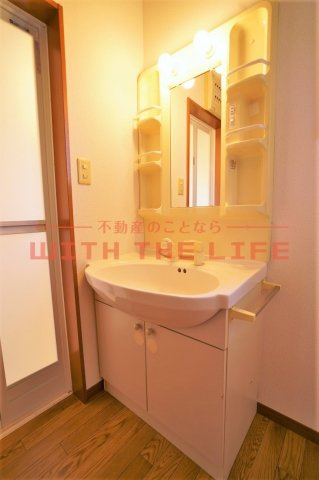 和楽園ハイツ壱番館【キャッシュバック対象物件】の独立洗面台|朝の支度にも助かる、独立の洗髪洗面化粧台