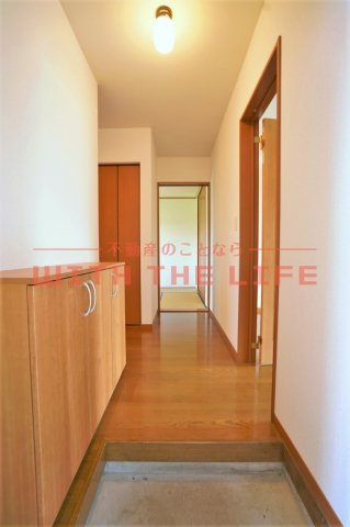 和楽園ハイツ壱番館【キャッシュバック対象物件】の玄関|明るい玄関です