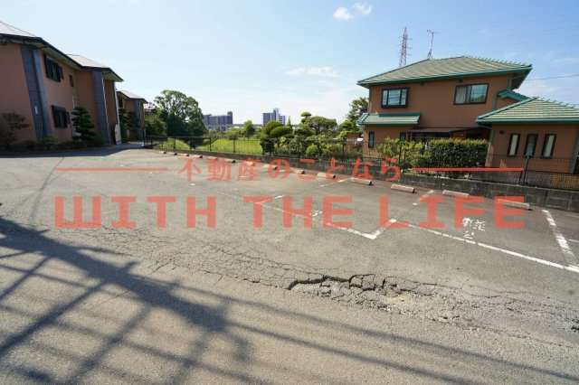 和楽園ハイツ壱番館【キャッシュバック対象物件】の駐車場|駐車場があるので、車を買う予定の方も安心です