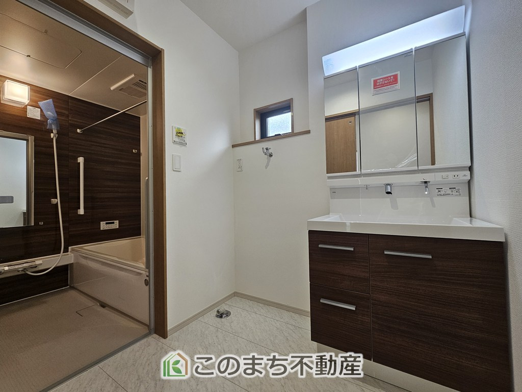 いろどりアイタウン栃木市平柳町3丁目22-P2の洗面所|シャンプードレッサーで朝の身支度♪伸びるホースでお掃除も簡単清潔です！