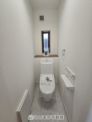 いろどりアイタウン栃木市平柳町3丁目22-P2のトイレ|小窓から換気ができて清潔なトイレスペース☆