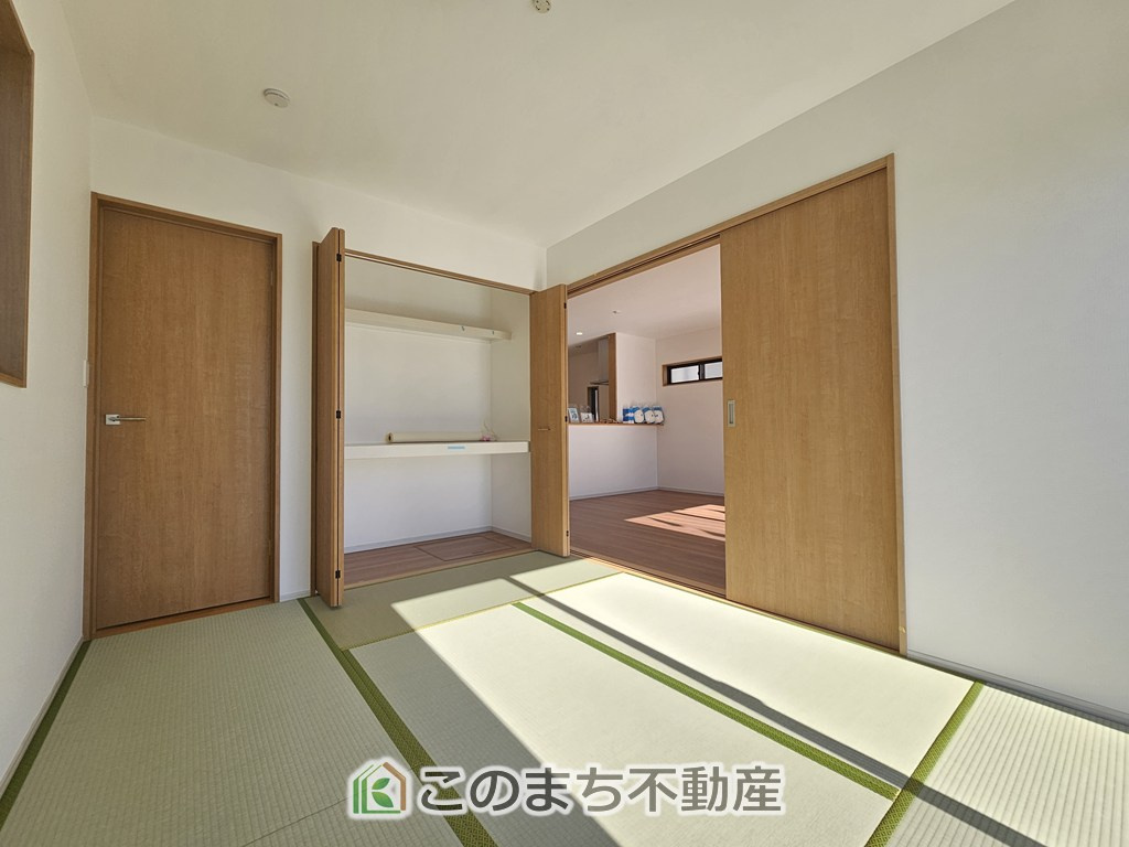 いろどりアイタウン栃木市平柳町3丁目22-P2の和室|お子様のお昼寝にも便利な和室です。大きな窓から暖かな日差しが差し込みます♪
