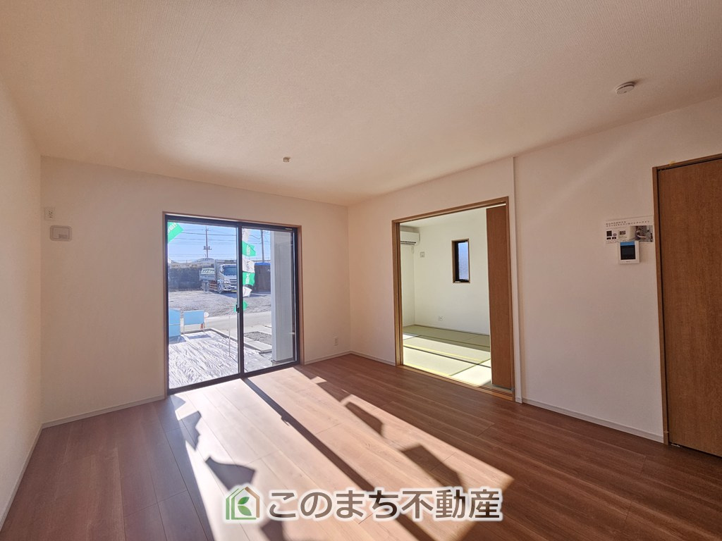いろどりアイタウン栃木市平柳町3丁目22-P2の居間・リビング|ＬＤＫは明るく日中電気をつけなくても生活出来るエコ住宅！！