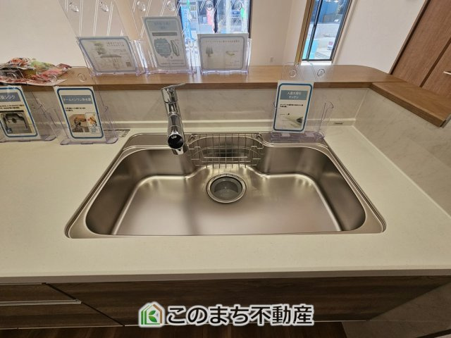 いろどりアイタウン栃木市平柳町3丁目22-P2のキッチン|キッチンには浄水器を標準装備。最近は水を飲むという場面以外にも料理で使用したり、野菜を洗う場合もキレイな水で洗いたいという人が増えてきています！赤ちゃんのミルク用としても重宝いただけます。