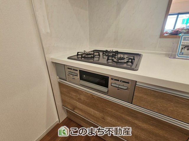 いろどりアイタウン栃木市平柳町3丁目22-P2のキッチン|三ツ口コンロ採用で、同時調理もスムーズ◎！お料理を並べられるカウンター付きで、配膳・片付けをサポート！リビングで過ごすご家族とコミュニケーションを楽しみながら作業可能です♪