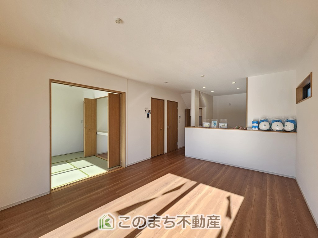いろどりアイタウン栃木市平柳町3丁目22-P2の居間・リビング|開放感のある広々としたリビング☆家族みんなでゆったりくつろげます♪
南側から暖かな日差しが差し込みます♪キッチンからリビングの様子がよく見渡せます☆