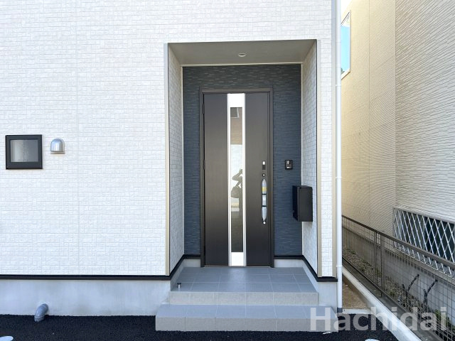 碧南市相生町第1（新築一戸建）のエントランス|シンプルでモダンなエントランスホールです。訪れる方を心地よく迎えてくれます。

