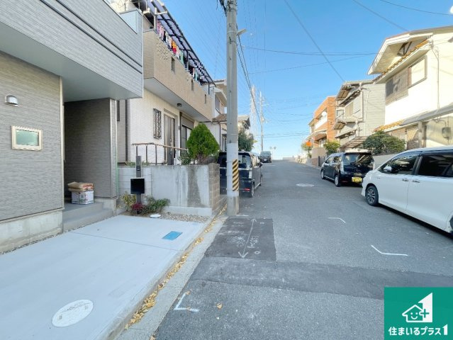 29(土)30(日)現地説明会！◆柏原市円明町　限定1邸の前面道路含む現地写真|周辺は閑静な住宅街！前面道路広々で車の出し入れも便利です。駐車が苦手な方でも安心して車庫入れできます！