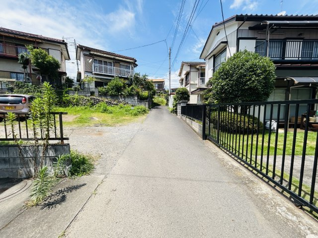 あきる野市雨間　建築条件無し　売地の前面道路含む現地写真|周辺は閑静な住宅地♪