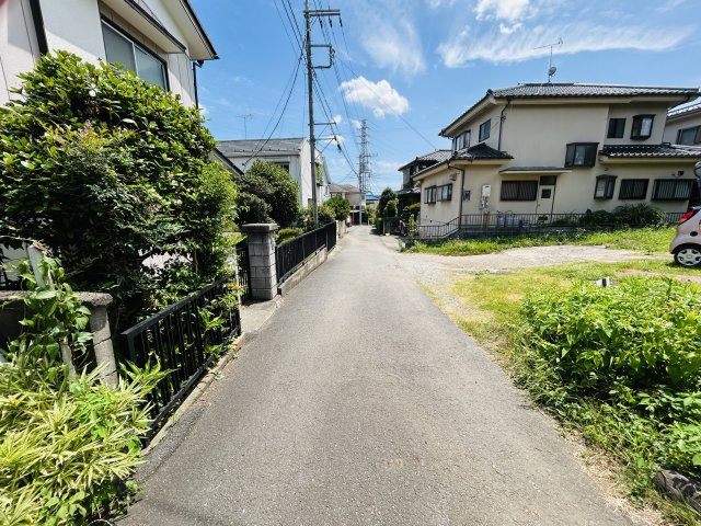 あきる野市雨間　建築条件無し　売地の前面道路含む現地写真|全面道路はアスファルトです♪