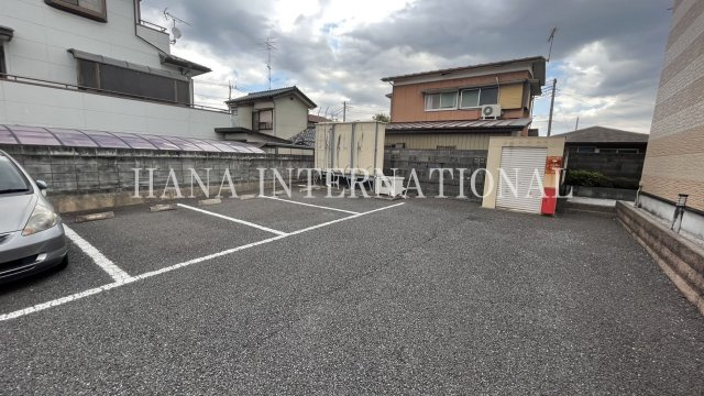 レオパレスリバストンの駐車場