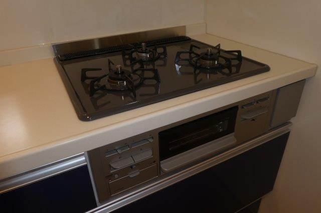 うぐいす館のキッチン|３口ガスコンロ