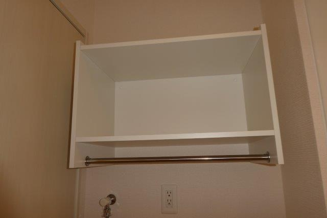 うぐいす館の洗面所|洗濯機上棚